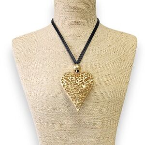 NWT ⚜️💛⚜️ Gardenia Gorgeous Long Heart Pendant Cord Necklace